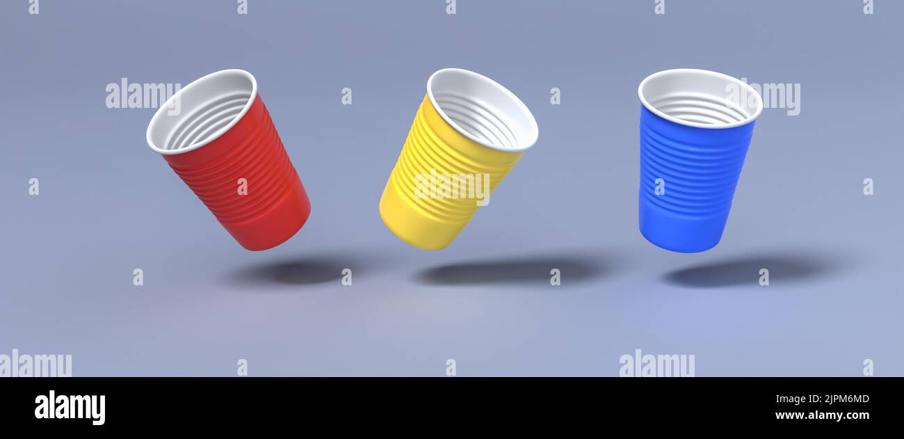 Trois tasses en plastique rouge, jaune et bleu survolant un fond bleu clair. Concept pour les déchets plastiques, microplastique et conservation de l'environnement Banque D'Images