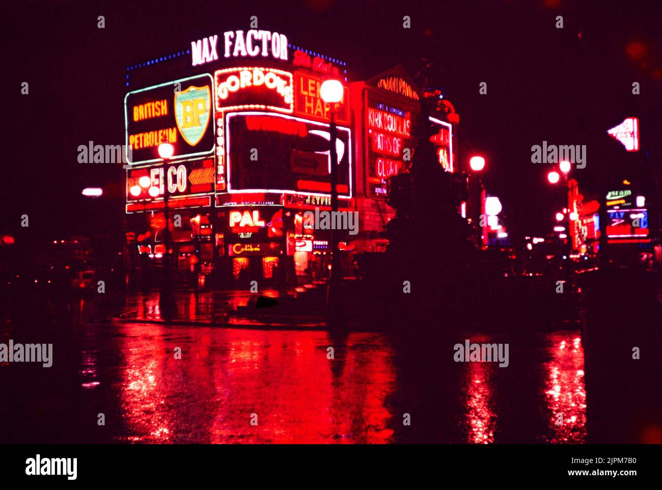 Neon panneaux publicitaires à Night Piccadilly Circus, Londres, Angleterre, Royaume-Uni 1957 - Max Factor, British Petroluem, Gordons, Londres Pavilion cinéma montrant Kirk Douglas dans 'Paths of Glory' Banque D'Images