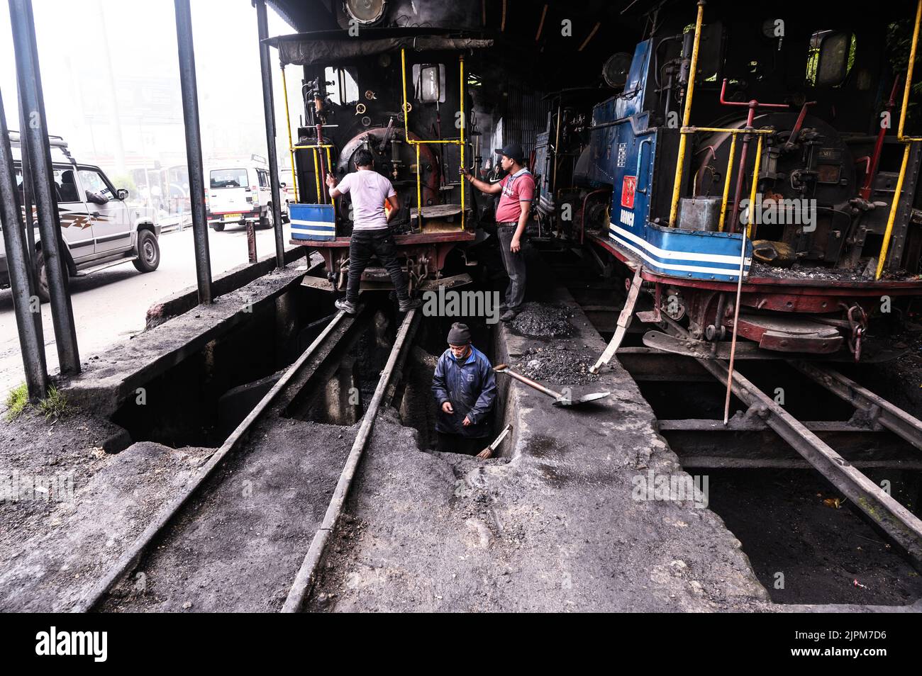 Le chemin de fer Darjeeling Himalayan, site classé au patrimoine mondial de l'UNESCO, également connu sous le nom de DHR ou Toy train, est un chemin de fer de 610 mm qui relie New Jalpaiguri et Darjeeling dans l'État indien du Bengale occidental. Il monte d'environ 100 m au-dessus du niveau de la mer à New Jalpaiguri à environ 2 200 m (7 200 pi) à Darjeeling, en utilisant six zigzag et cinq boucles pour gagner l'altitude. Six locomotives diesel assurent la majeure partie du service régulier, avec des trains touristiques quotidiens de Darjeeling à Ghum, la plus haute gare de l'Inde, et le service de vapeur de Red Panda de Darjeeling à Kurseong. Banque D'Images