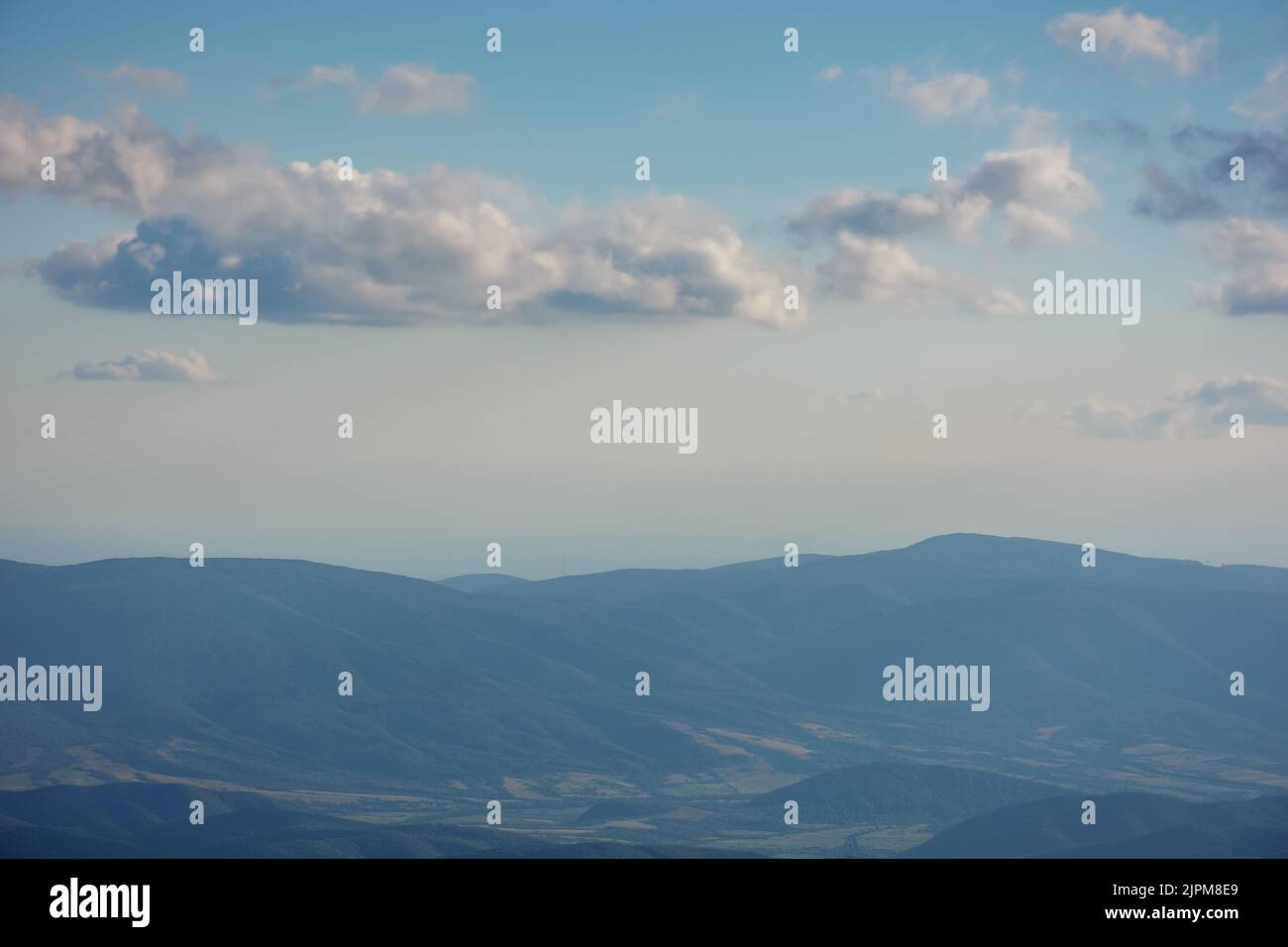 prés alpins de la montagne runa. paysage de campagne magnifique de trascarpathia dans la lumière du soir. colline roulant au loin. vallée de beneat Banque D'Images
