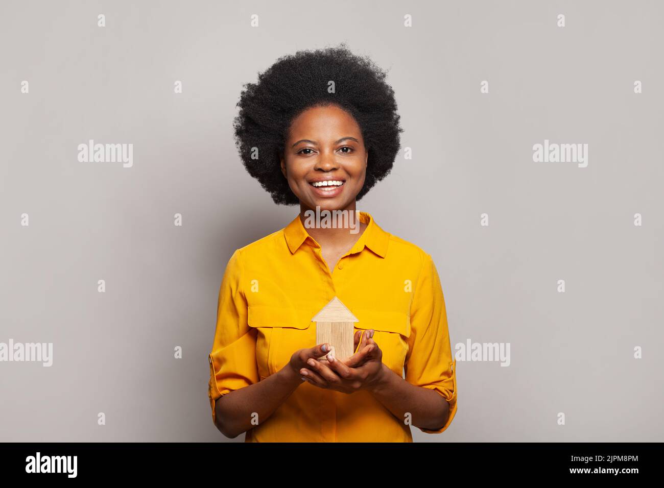 Joyeuse femme excitée achetant un appartement moderne, concept immobilier Banque D'Images
