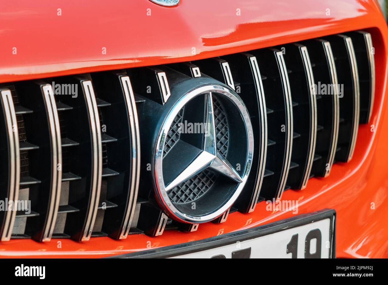 10 juillet 2022, Antalya, Turquie logo Mercedes Benz à l'avant d'une
