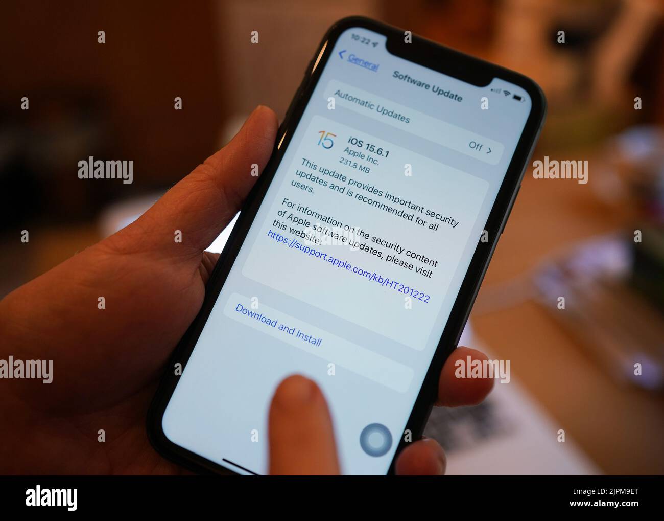 Un message informant les utilisateurs d'une mise à jour de sécurité importante s'affiche sur un iPhone 11, à Londres. Des millions de Britanniques sont invités à mettre à jour leurs iPhones et autres appareils Apple après que le géant de la technologie a confirmé la découverte d'un défaut de sécurité majeur. Le géant de la technologie a publié des mises à jour logicielles pour les ordinateurs iPhone, iPad, Apple Watch et Mac afin de résoudre un problème logiciel récemment découvert, indiquant aux utilisateurs que la mise à jour « fournit des mises à jour de sécurité importantes et est recommandée pour tous les utilisateurs ». Banque D'Images