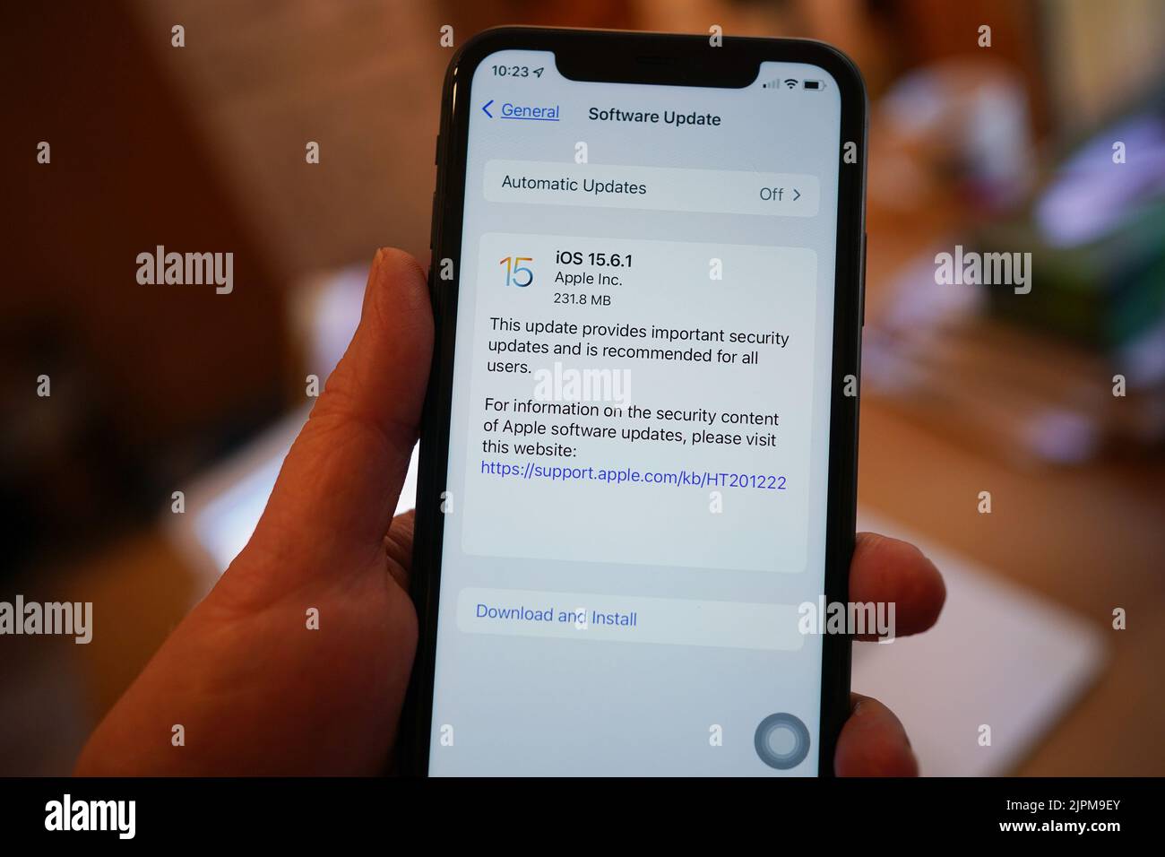 Un message informant les utilisateurs d'une mise à jour de sécurité importante s'affiche sur un iPhone 11, à Londres. Des millions de Britanniques sont invités à mettre à jour leurs iPhones et autres appareils Apple après que le géant de la technologie a confirmé la découverte d'un défaut de sécurité majeur. Le géant de la technologie a publié des mises à jour logicielles pour les ordinateurs iPhone, iPad, Apple Watch et Mac afin de résoudre un problème logiciel récemment découvert, indiquant aux utilisateurs que la mise à jour « fournit des mises à jour de sécurité importantes et est recommandée pour tous les utilisateurs ». Banque D'Images