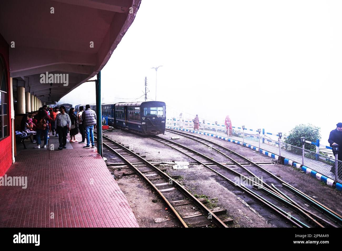 Le chemin de fer Darjeeling Himalayan, site classé au patrimoine mondial de l'UNESCO, également connu sous le nom de DHR ou Toy train, est un chemin de fer de 610 mm qui relie New Jalpaiguri et Darjeeling dans l'État indien du Bengale occidental. Il monte d'environ 100 m au-dessus du niveau de la mer à New Jalpaiguri à environ 2 200 m (7 200 pi) à Darjeeling, en utilisant six zigzag et cinq boucles pour gagner l'altitude. Six locomotives diesel assurent la majeure partie du service régulier, avec des trains touristiques quotidiens de Darjeeling à Ghum, la plus haute gare de l'Inde, et le service de vapeur de Red Panda de Darjeeling à Kurseong. Banque D'Images