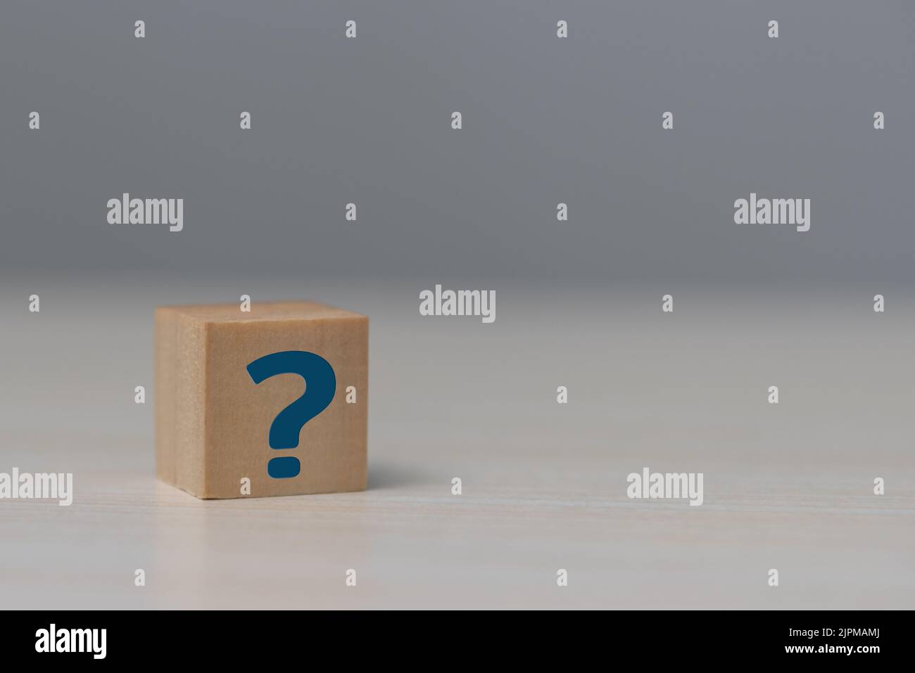 Bloc cube en bois avec symbole de point d'interrogation sur la table. Banque D'Images