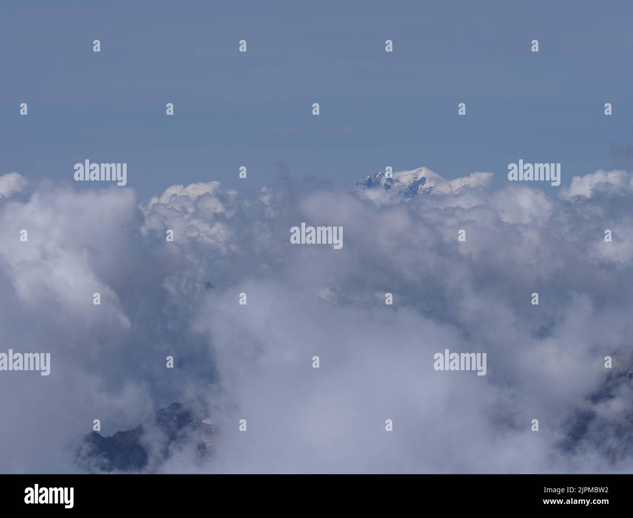 Brouillard Mont blanc, 4 807 m de haut au-dessus des nuages vus du canton européen Valais en Suisse, ciel bleu en 2018 jour ensoleillé d'été le mois d'août. Banque D'Images