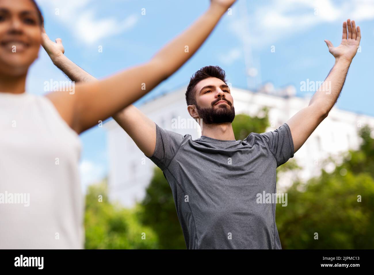 groupe de personnes faisant du yoga au parc d'été Banque D'Images