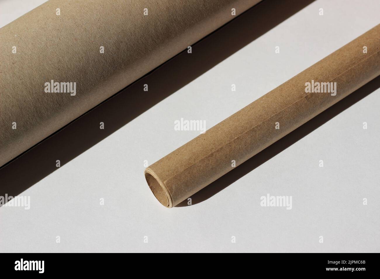Modèle d'espace de copie métier. Mise à plat d'un espace de travail minimaliste avec rouleaux de papier sur fond blanc. Banque D'Images