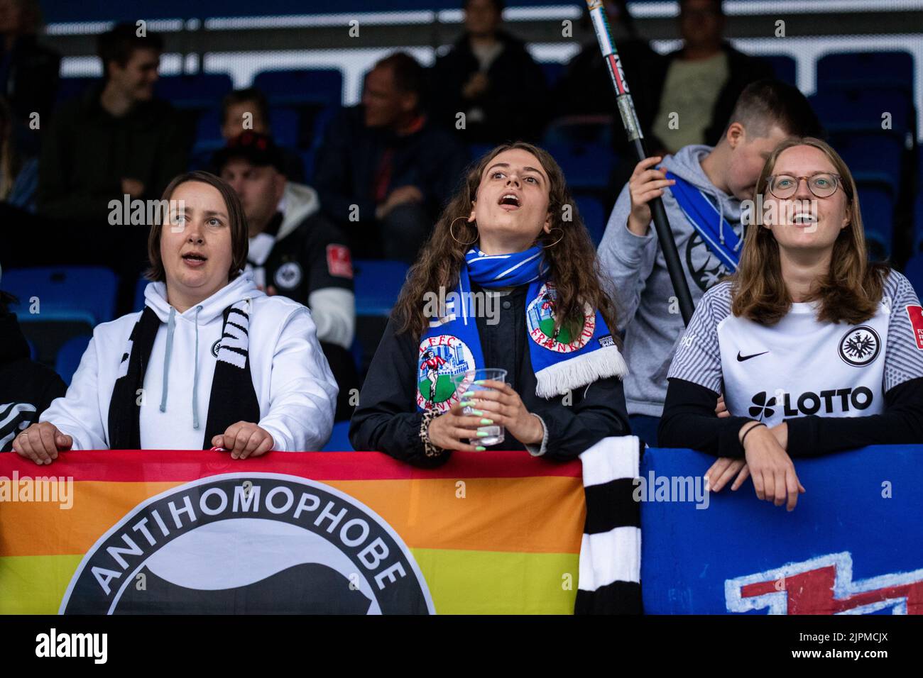 Hjorring, Danemark. 18th août 2022. Les fans de football d'Eintracht Frankfurt ont été vus sur les tribunes lors du match de qualification de l'UEFA Women's Champions League entre Fortuna Hjorring et Eintracht Frankfurt au stade Hjorring à Hjorring. (Crédit photo : Gonzales photo/Alamy Live News Banque D'Images