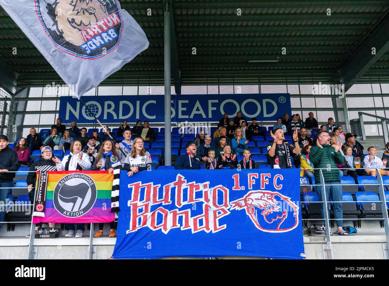 Hjorring, Danemark. 18th août 2022. Les fans de football d'Eintracht Frankfurt ont été vus sur les tribunes lors du match de qualification de l'UEFA Women's Champions League entre Fortuna Hjorring et Eintracht Frankfurt au stade Hjorring à Hjorring. (Crédit photo : Gonzales photo/Alamy Live News Banque D'Images