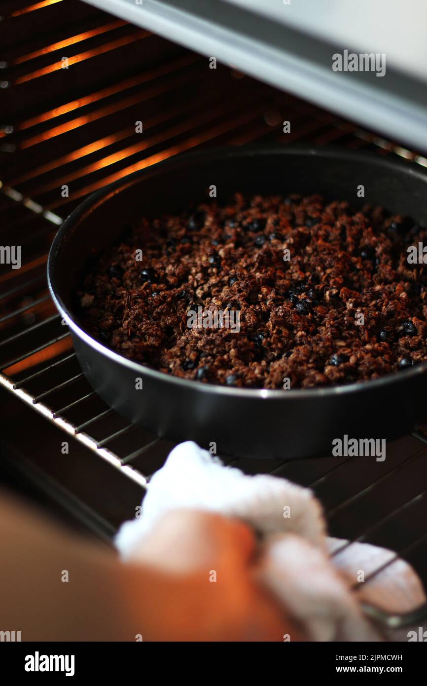 Céréales aux myrtilles fraîchement préparées à l'étuve. Petit-déjeuner maison. Banque D'Images