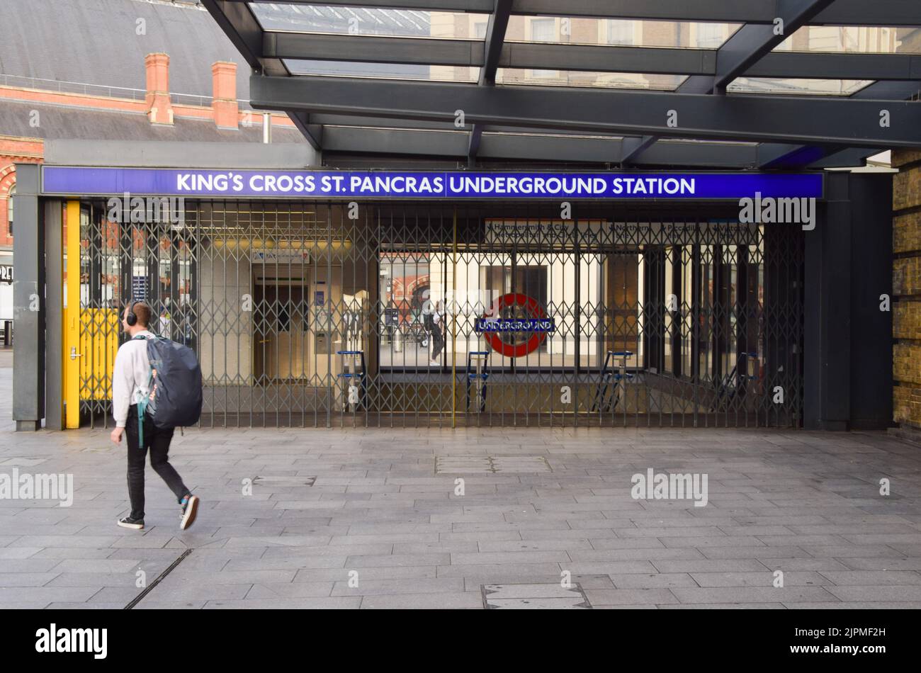 Londres, Royaume-Uni. 19th août 2022. Fermeture de la gare de King's Cross St Pancras lorsqu'une grève de métro frappe la capitale. Les travailleurs du RMT (Syndicat des chemins de fer, des Maritimes et des Transports) du métro de Londres ont organisé une sortie sur les salaires et les pensions. Credit: Vuk Valcic/Alamy Live News Banque D'Images