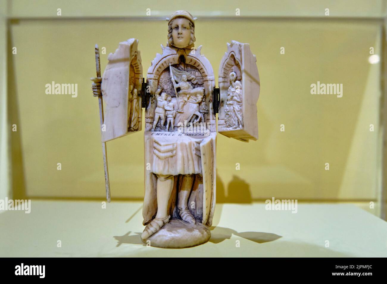 France, Loiret, Orléans, Hôtel Cabu, Musée d'Histoire et d'Archéologie d'Orléans, statuette de Jeanne d'Arc formant un triptyque de l'entrée de Jeanne d'Orléans Banque D'Images