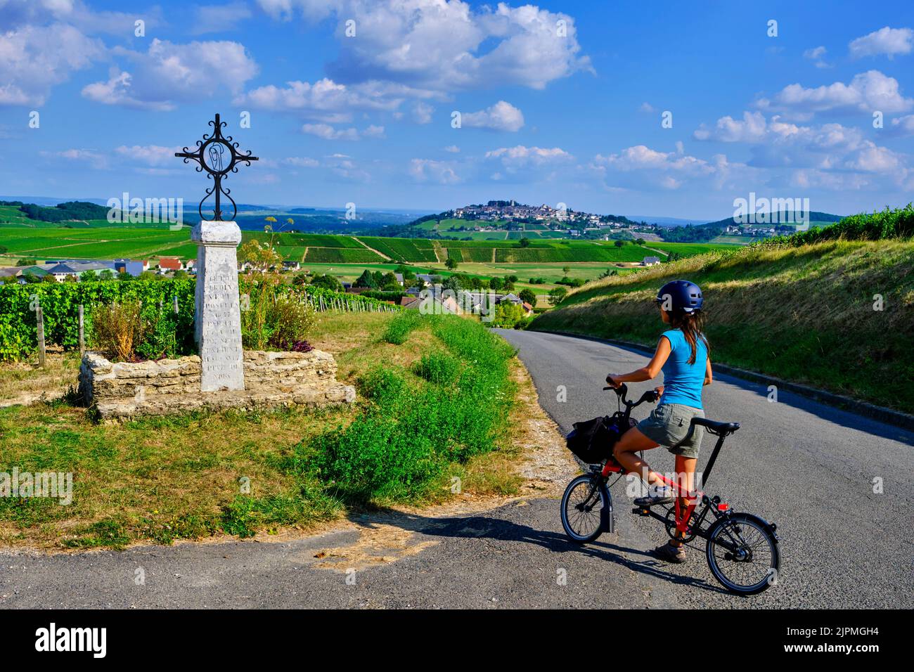 France, cher, Berry, Sancerre village, vignoble, jeune femme cycliste Banque D'Images
