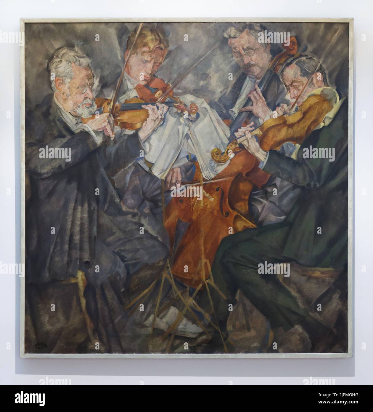 Peinture 'Rosé Quartet' par le peintre expressionniste allemand Max Oppenheimer (1924) sur disрlау dans le Gеrmаnisсhе Nаtiоnаlmusеum (Musée allemand de Nаtiоnаl) à Nürnbenedrg, Allemagne. Les musiciens roumains Arnold Rosé, Anton Ruzitska, Anton Walter et Paul Fischer sont représentés dans la peinture de gauche à droite. Banque D'Images