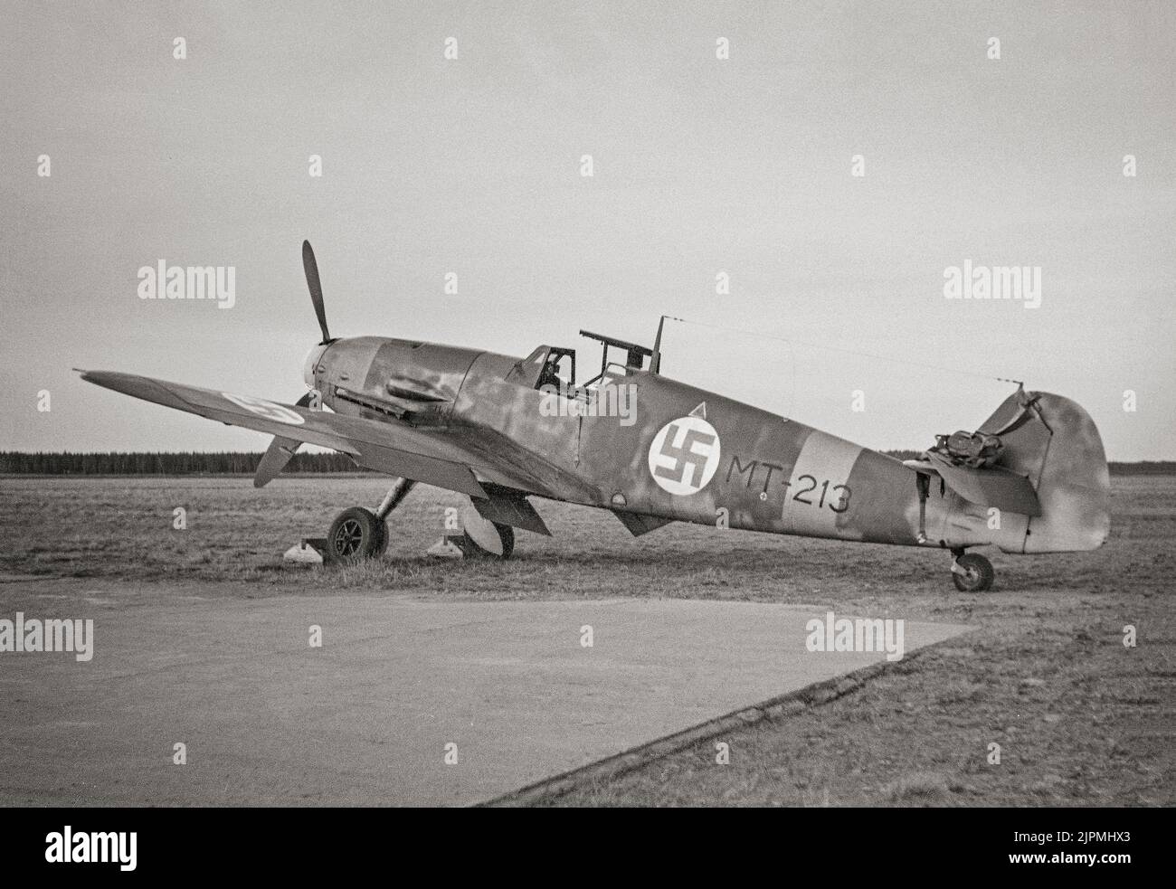 Un Messerschmitt BF 109, un chasseur allemand de la Seconde Guerre mondiale qui était, avec le Focke-Wulf FW 190, la colonne vertébrale de la force de chasse de la Luftwaffe. Il a été l'un des combattants les plus avancés lors de sa première apparition, avec une construction monocoque entièrement métallique, un toit fermé et un train d'atterrissage rétractable. Banque D'Images