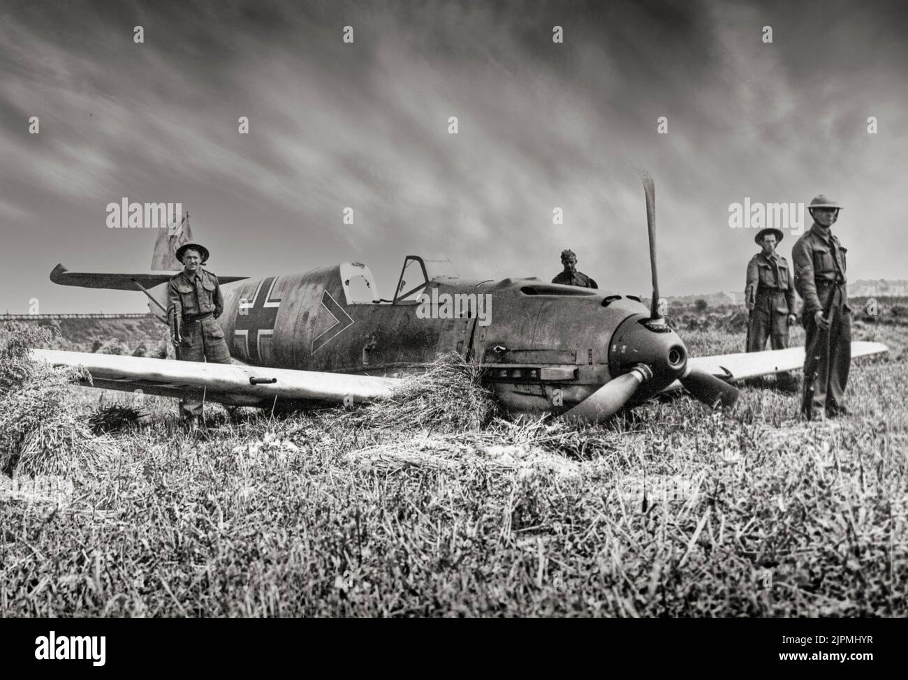 A Messerschmitt BF 109 à l'aérodrome de Shoreham à Sussex, Angleterre 1940 après s'être écrasant pendant la bataille d'Angleterre. Un avion de chasse allemand de la Seconde Guerre mondiale, qui, avec le Focke-Wulf FW 190, était la colonne vertébrale de la force de chasse de la Luftwaffe. Il a été l'un des combattants les plus avancés lors de sa première apparition, avec une construction monocoque entièrement métallique, un toit fermé et un train d'atterrissage rétractable. Banque D'Images