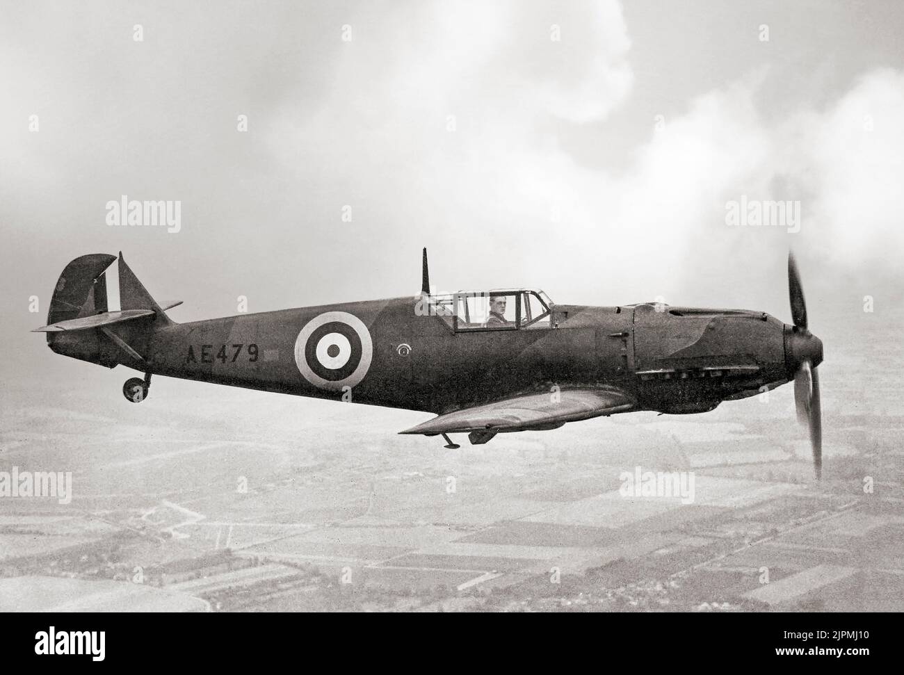 Un Messerschmitt BF 109 capturé en vol. L'avion de chasse allemand de la Seconde Guerre mondiale qui était, avec le Focke-Wulf FW 190, la colonne vertébrale de la force de chasse de la Luftwaffe. Il a été l'un des combattants les plus avancés lors de sa première apparition, avec une construction monocoque entièrement métallique, un toit fermé et un train d'atterrissage rétractable. Banque D'Images