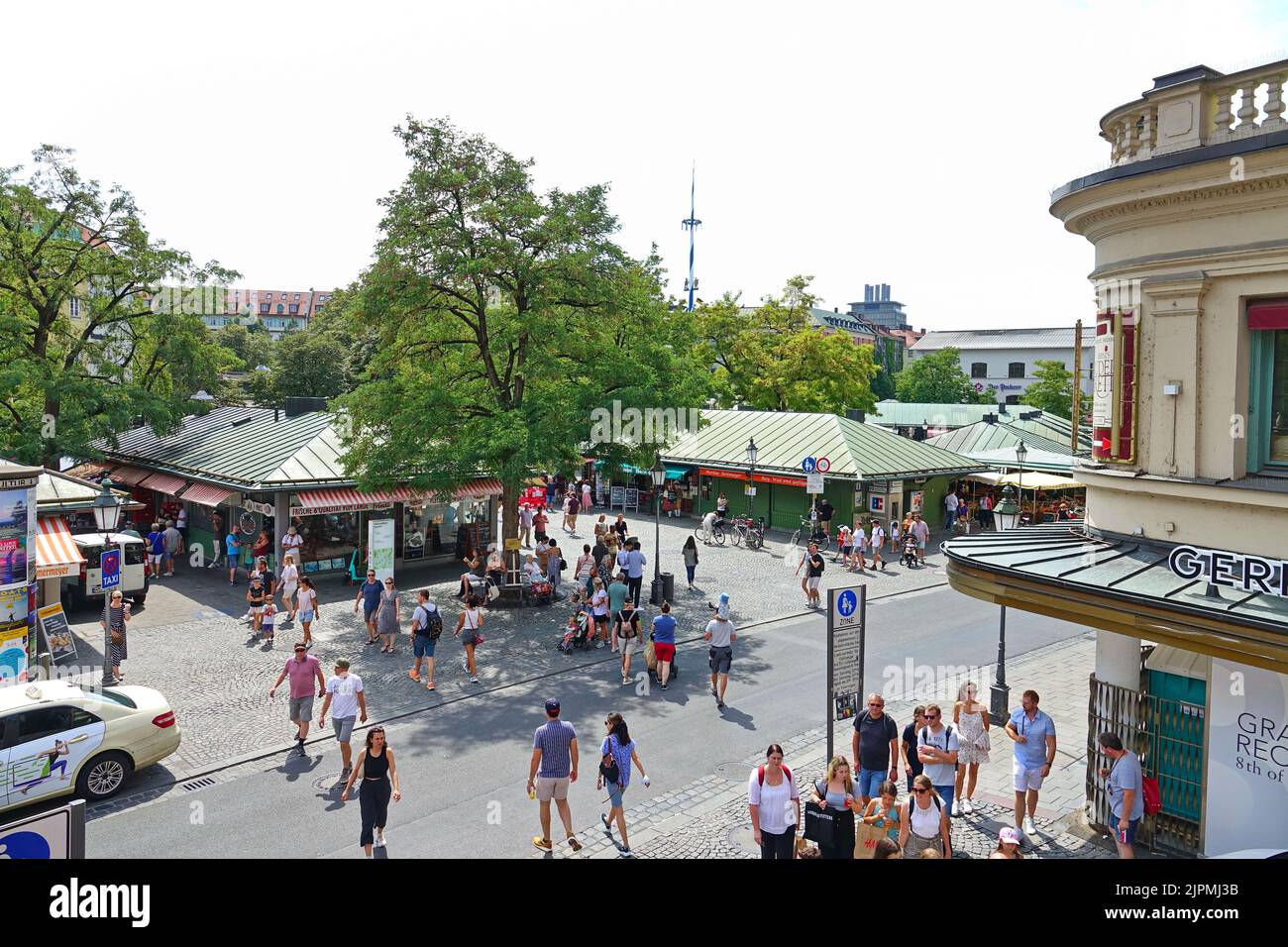 Les gens au Viktualienmarkt de Munich. Le plus célèbre marché alimentaire permanent de Munich. Munich, ALLEMAGNE - août 2022 Banque D'Images