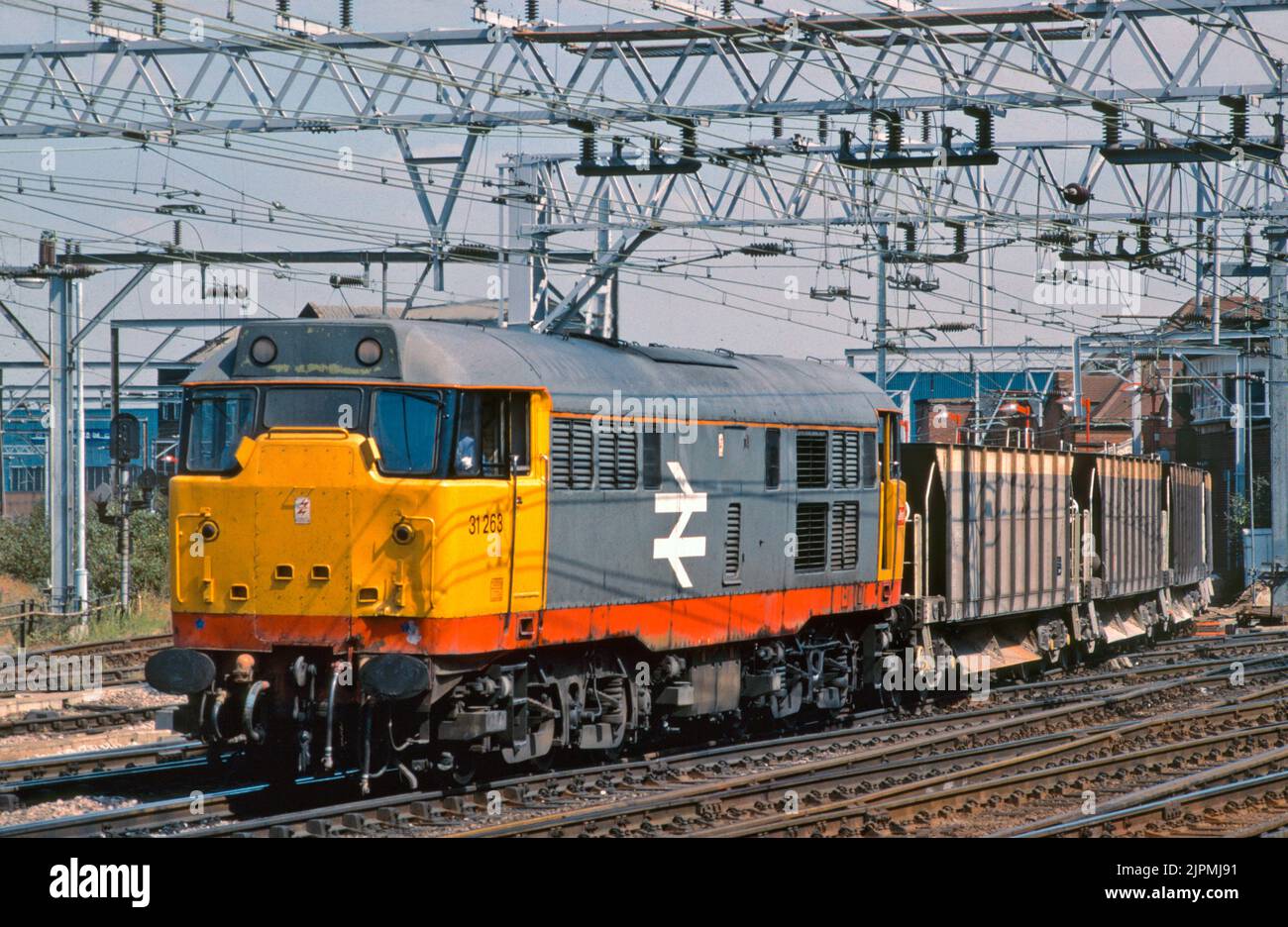 Une locomotive diesel de classe 31 numéro 31263 qui travaille un train de trémies de ballast vides à Stratford, dans l'est de Londres, le 8 août 1990. Banque D'Images