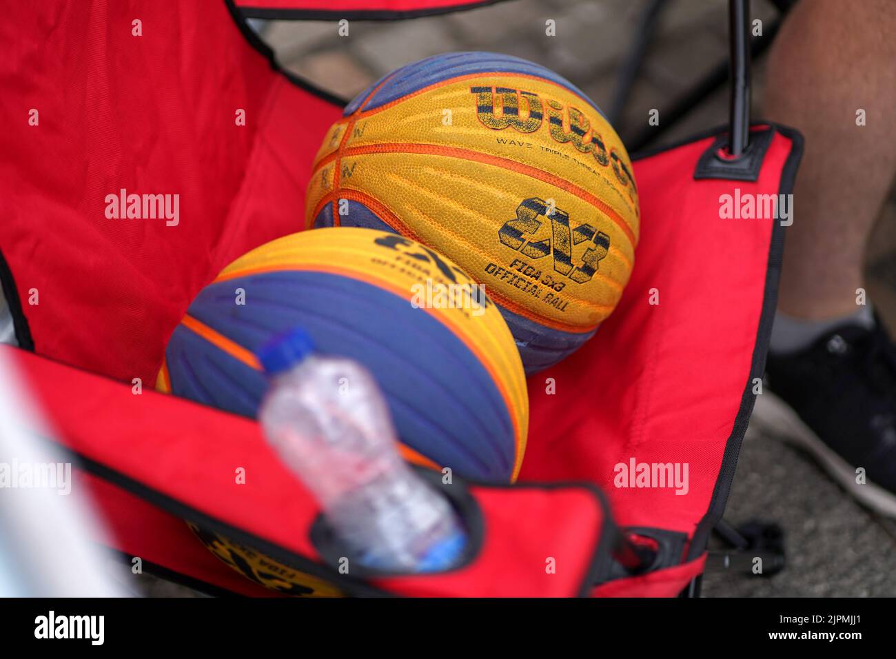 Deux ballons de basket-ball Wilson bleus et jaunes étaient assis dans une chaise Banque D'Images