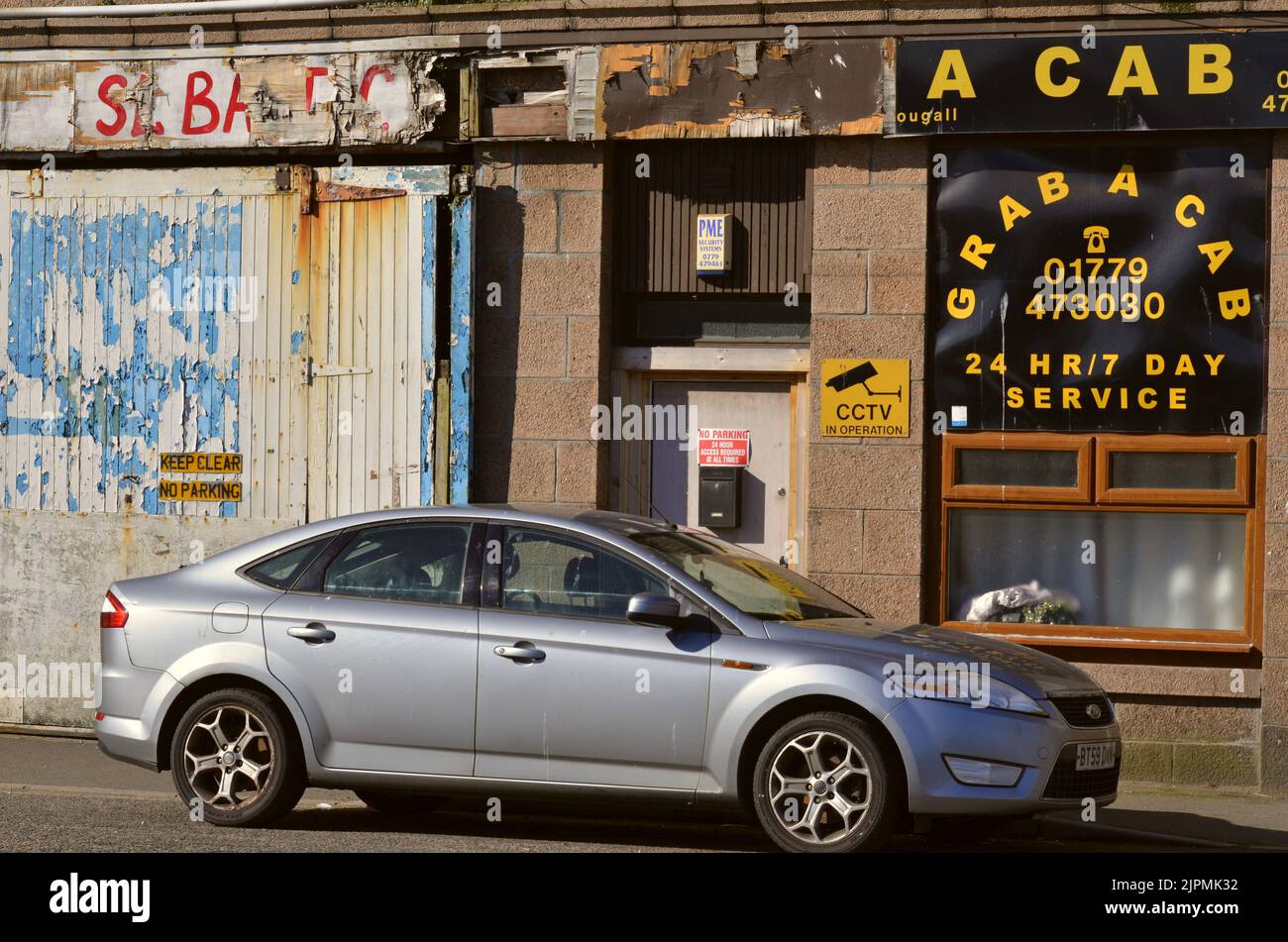 Location privée taxi à l'extérieur du bureau de Grab A Cab dans la zone portuaire de Peterhead, Aberdeenshire, Écosse, Royaume-Uni Banque D'Images