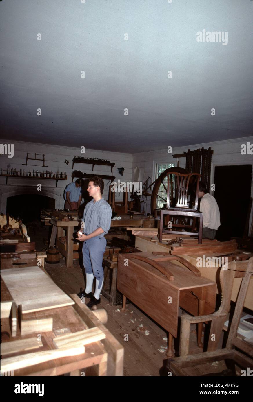 Williamsburg, Virginie. ÉTATS-UNIS 9/1987. Williamsburg colonial coopers, whewrights and Cabinet makers. Seaux en bois, piggins, fikins, hogsheads, tonneaux, barils, cuves, bacs et cuves. Aussi, des râteaux et des pelles à lame de bois. Banque D'Images