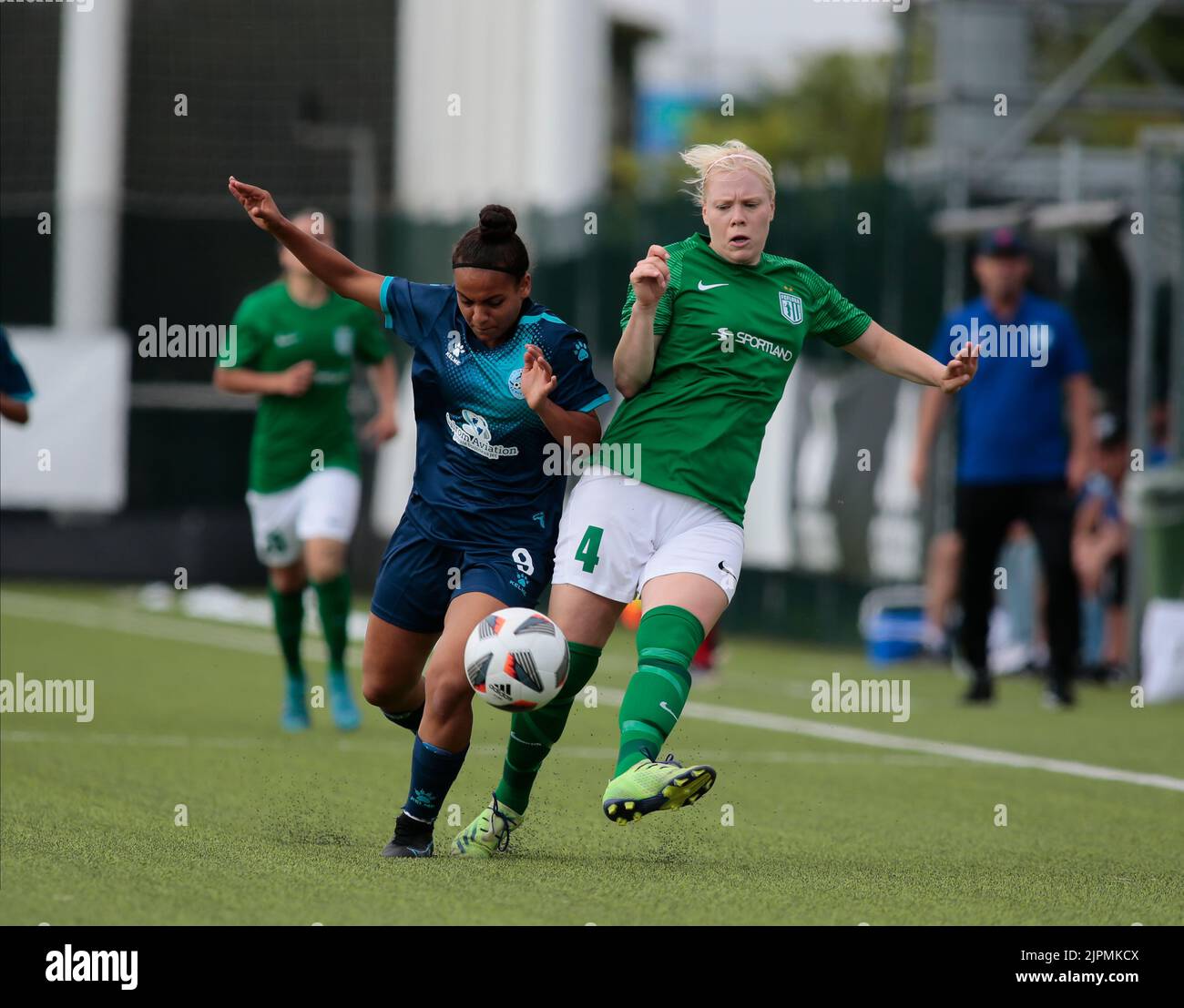 Daniela Lambin du FC Tallinna Flora et Batoul Khaled Dar Khalil du fc qiryat lors du match du FC Tallin Flora et du FC qiryat lors du premier tour de qualification de la Ligue des champions des femmes de l’UEFA sur 18 août 2022 au terrain d’entraînement de Juventus, à Turin, en Italie. Photo Nderim Kaceli Banque D'Images