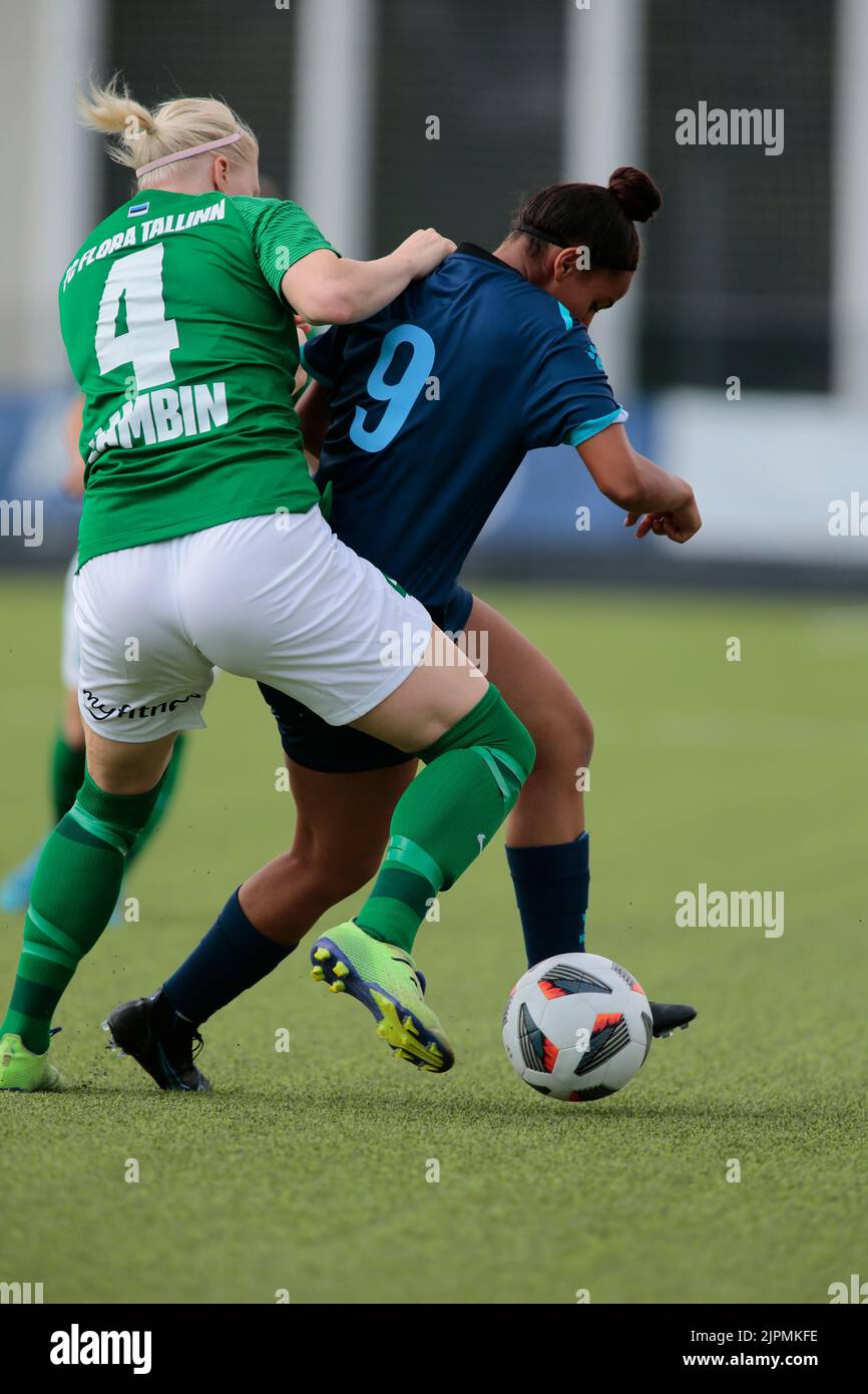 Daniela Lambin du FC Tallinna Flora et Batoul Khaled Dar Khalil du fc qiryat lors du match du FC Tallin Flora et du FC qiryat lors du premier tour de qualification de la Ligue des champions des femmes de l’UEFA sur 18 août 2022 au terrain d’entraînement de Juventus, à Turin, en Italie. Photo Nderim Kaceli Banque D'Images