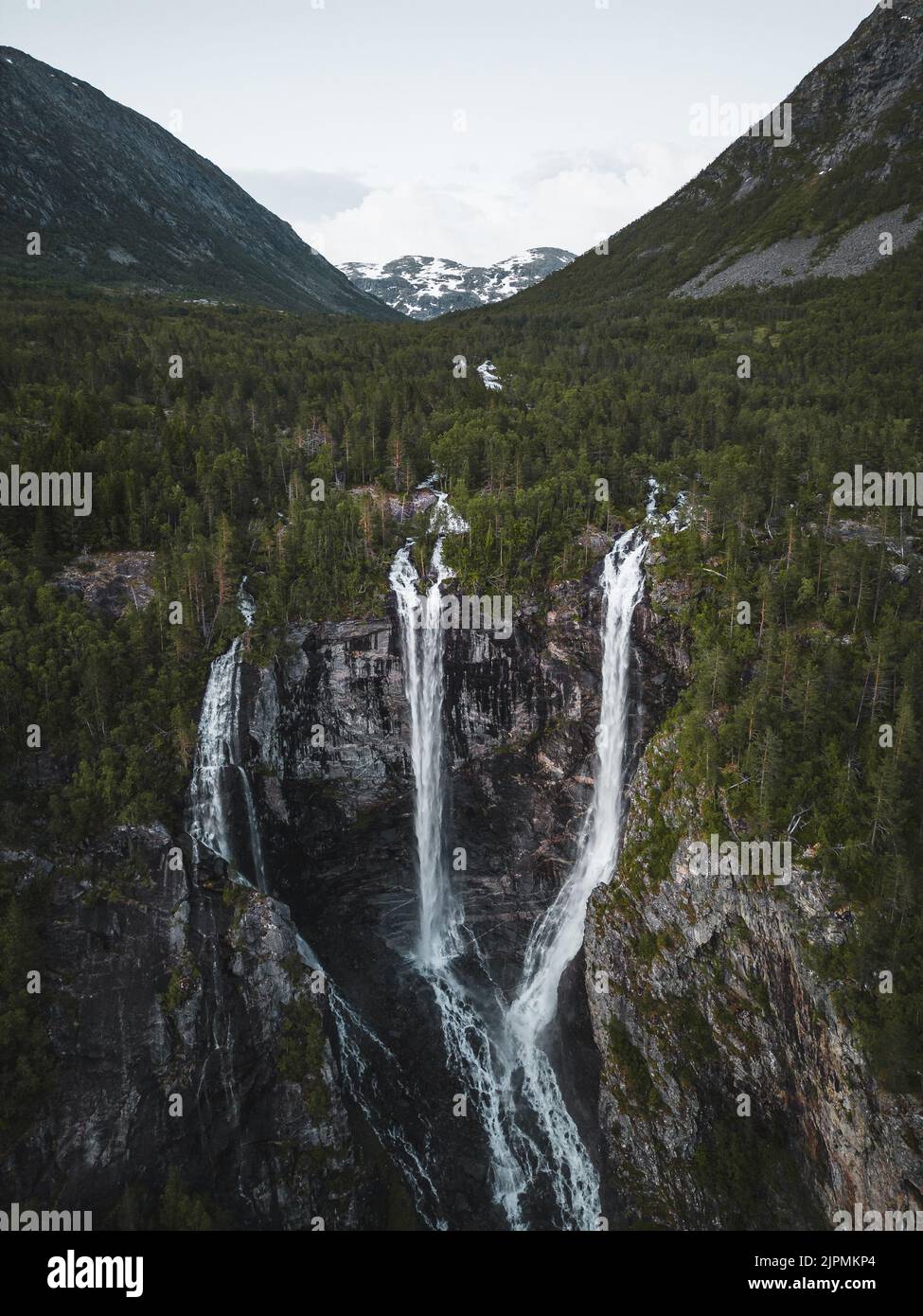 Vue aérienne de la magnifique cascade dans la nature Banque D'Images