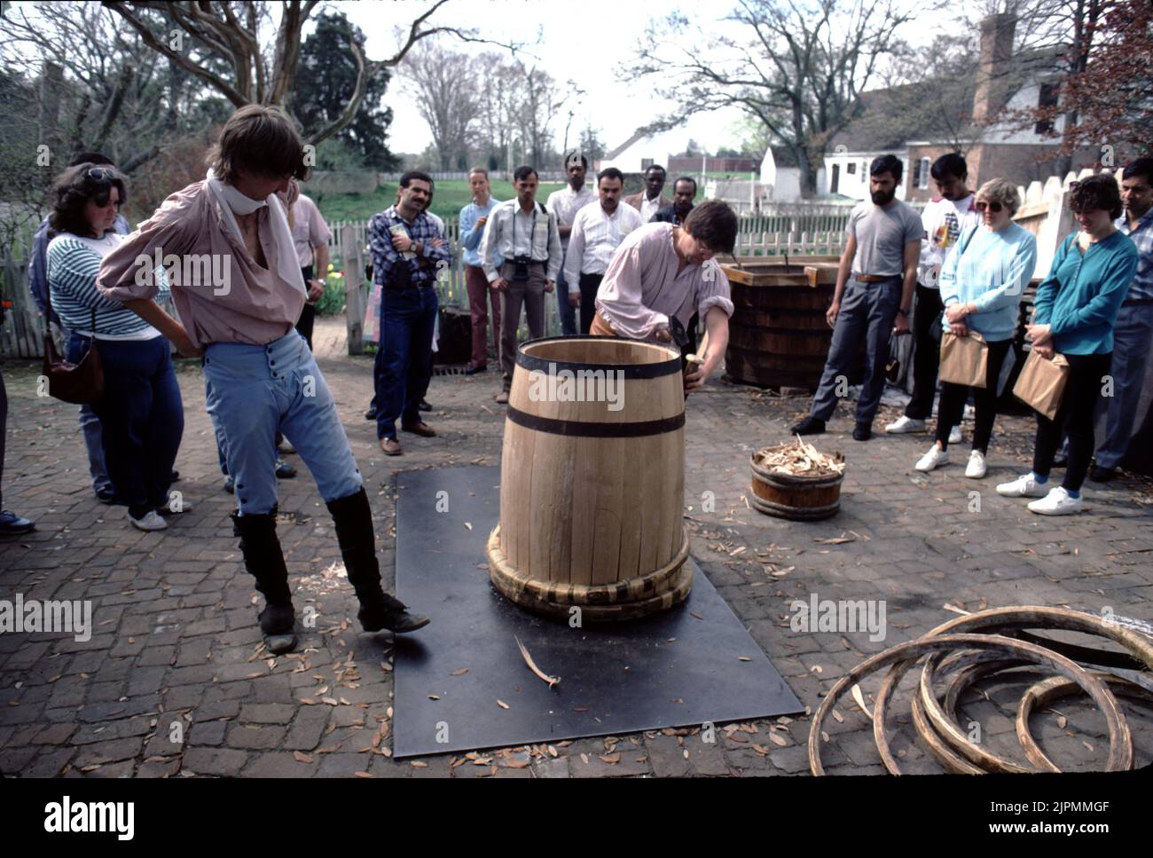 Williamsburg, Virginie. ÉTATS-UNIS 9/1987. Williamsburg colonial coopers, whewrights and Cabinet makers. Seaux en bois, piggins, fikins, hogsheads, tonneaux, barils, cuves, bacs et cuves. Aussi, des râteaux et des pelles à lame de bois. Banque D'Images