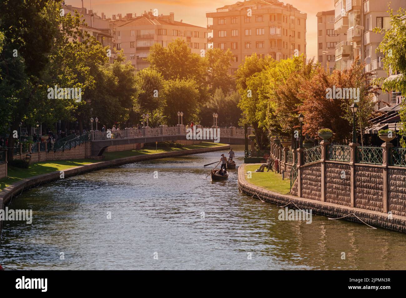 Antalya, Turquie - 5 juillet 2022 : bateau touristique et télécabine sur la rivière Porsuk en passant par le centre-ville d'Eskisehir Banque D'Images