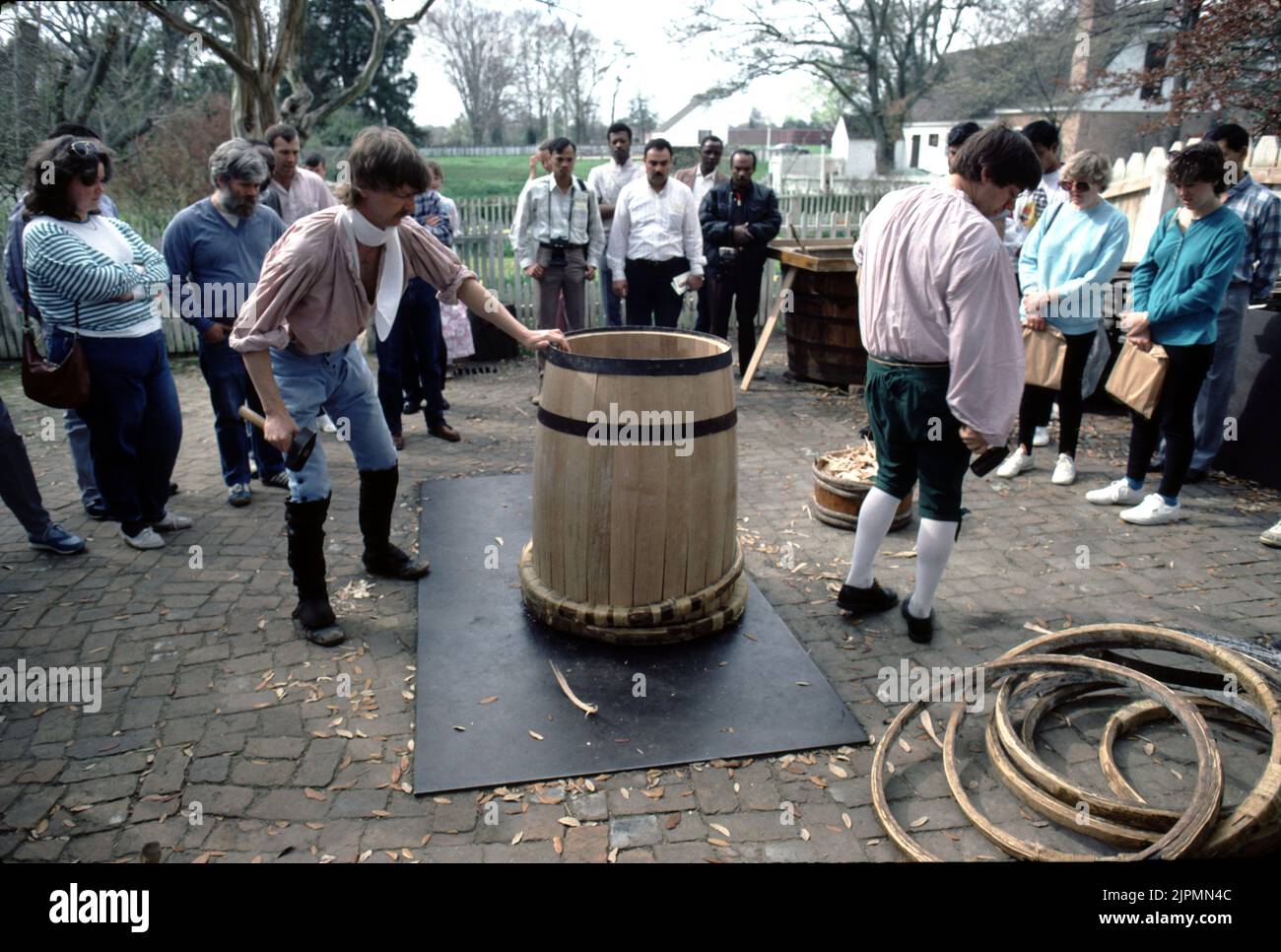 Williamsburg, Virginie. ÉTATS-UNIS 9/1987. Williamsburg colonial coopers, whewrights and Cabinet makers. Seaux en bois, piggins, fikins, hogsheads, tonneaux, barils, cuves, bacs et cuves. Aussi, des râteaux et des pelles à lame de bois. Banque D'Images