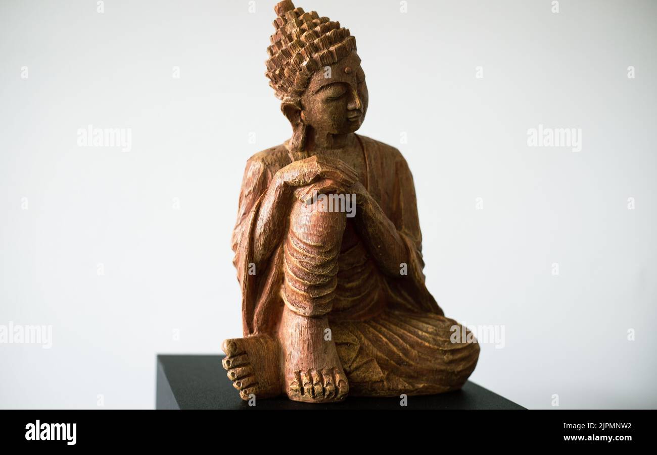 Une figurine en bois de l'enseignant spirituel Gautama Bouddha dans sa pleine taille Banque D'Images