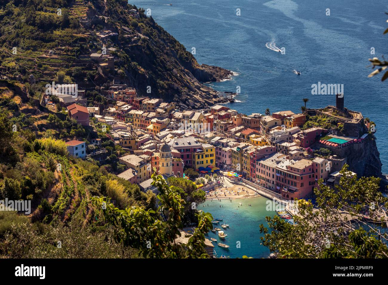 Vernazza, Italie - 1 août 2022 : vue sur le beau bord de mer du village de Vernazza en été dans la région des Cinque Terre, Italie Banque D'Images