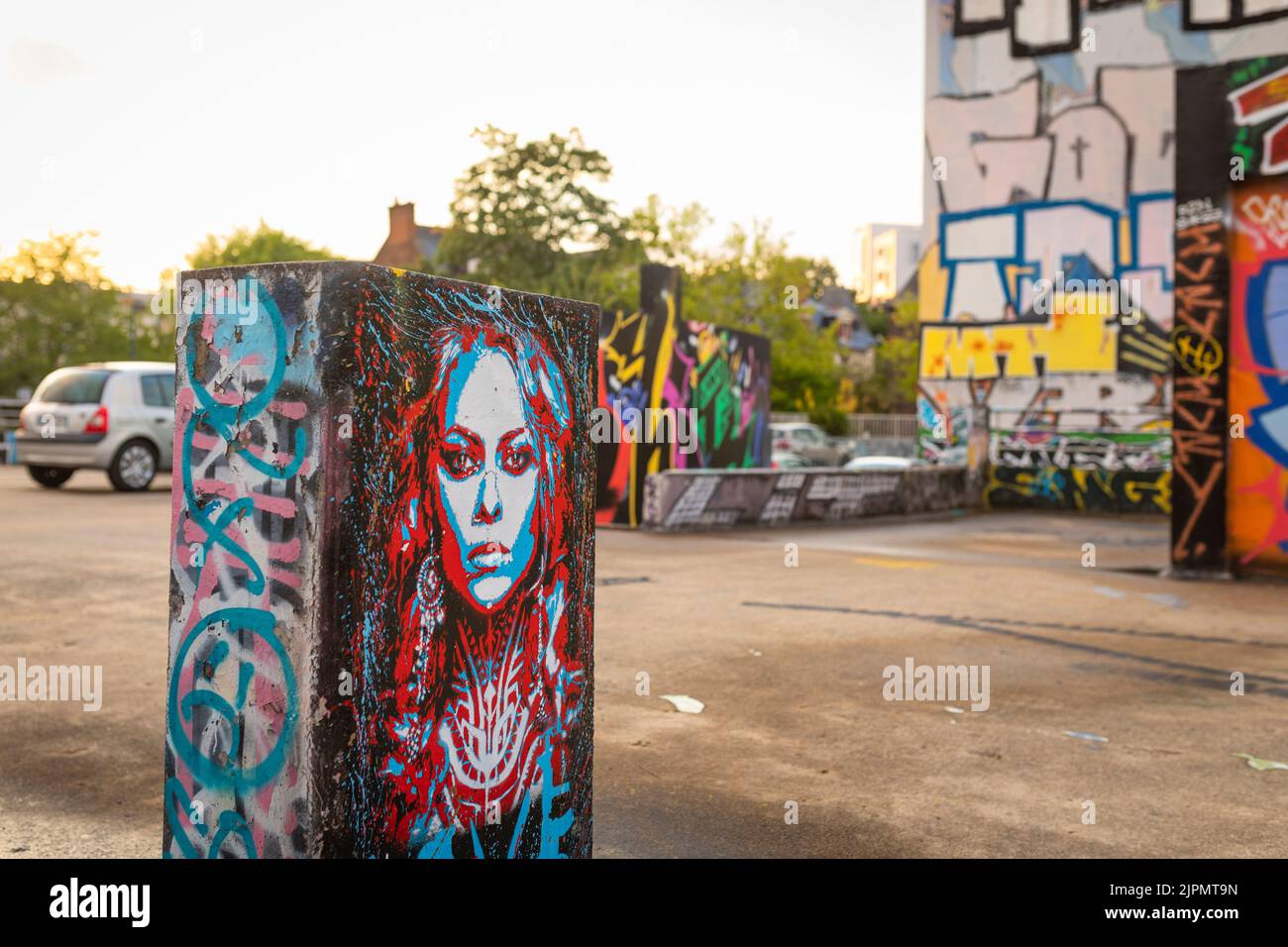 Grafitti et art de la rue dans un parking de Rennes, France Banque D'Images