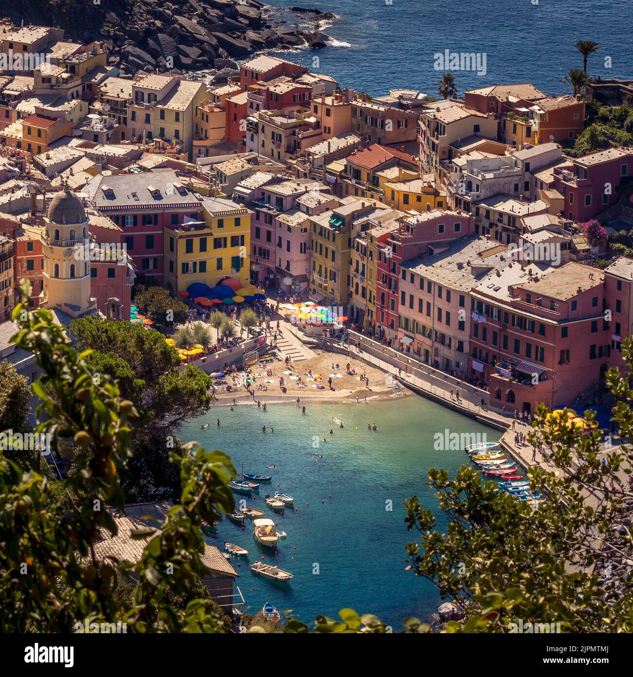 Vernazza, Italie - 1 août 2022 : vue sur le beau bord de mer du village de Vernazza en été dans la région des Cinque Terre, Italie Banque D'Images