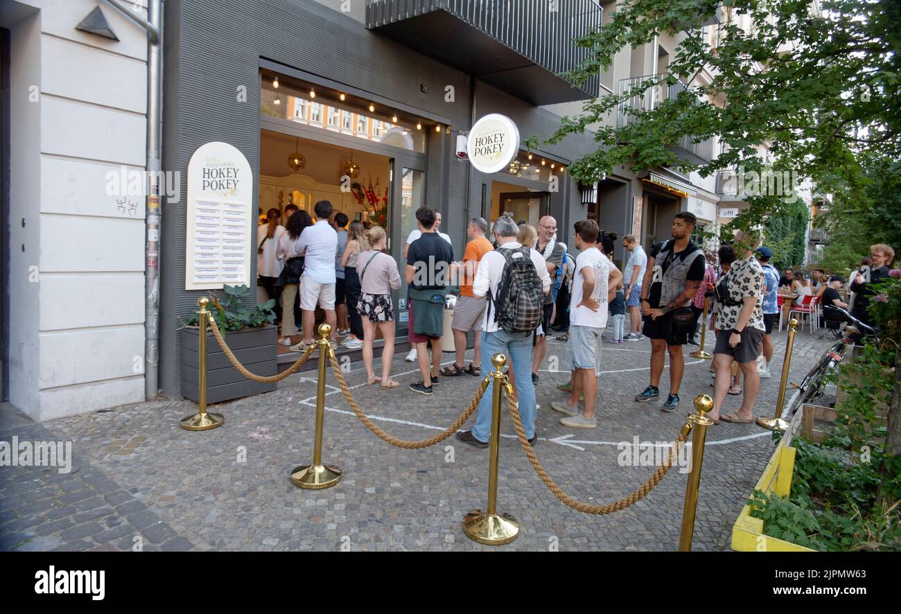 Schlange vor Eispatisserie Hokey Pokey, Eissalon, Oderbergerstrasse , Prenzlauer Berg, Pankow, Berlin Banque D'Images