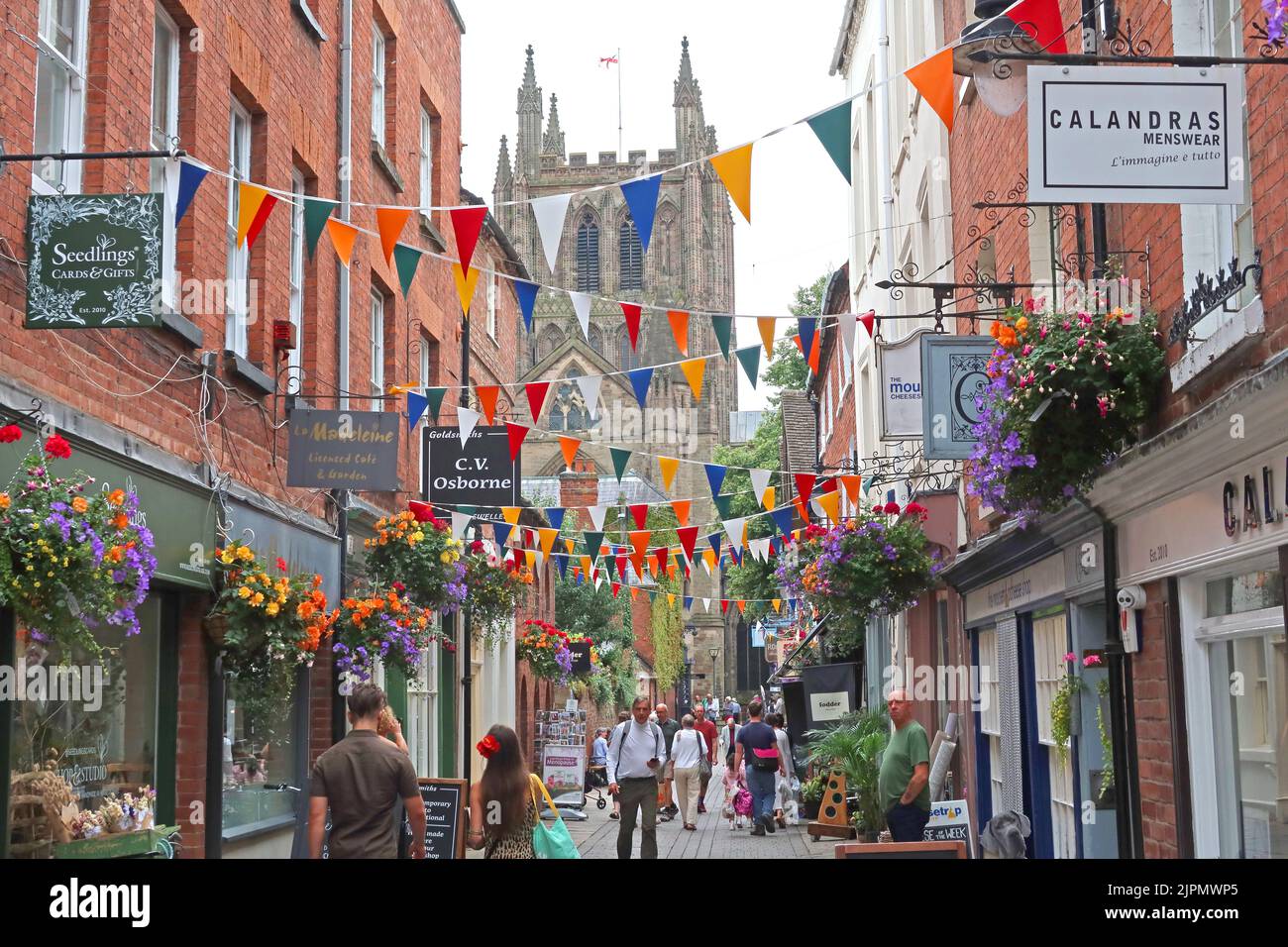 Les visiteurs et les touristes de la rue de l'église dans la vieille ville historique étroite de Herefords, manger en plein air aux tables de rue, Herefordshire, Angleterre, Royaume-Uni, HR1 2LR Banque D'Images