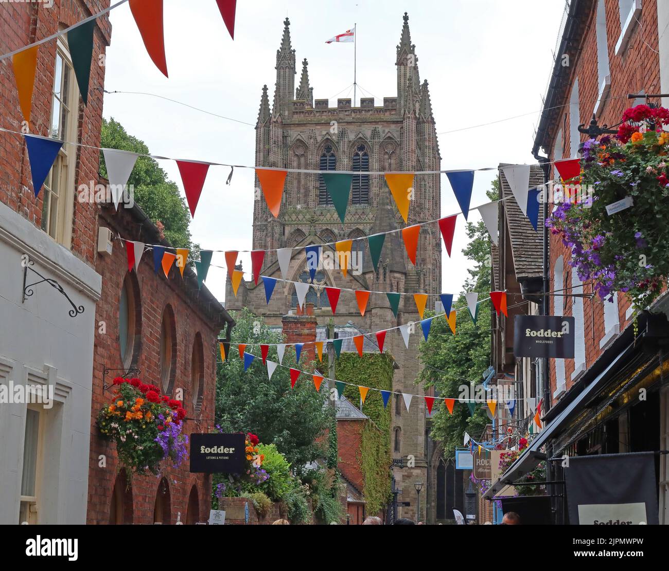 Les visiteurs et les touristes de la rue de l'église dans la vieille ville historique étroite de Herefords, manger en plein air aux tables de rue, Herefordshire, Angleterre, Royaume-Uni, HR1 2LR Banque D'Images