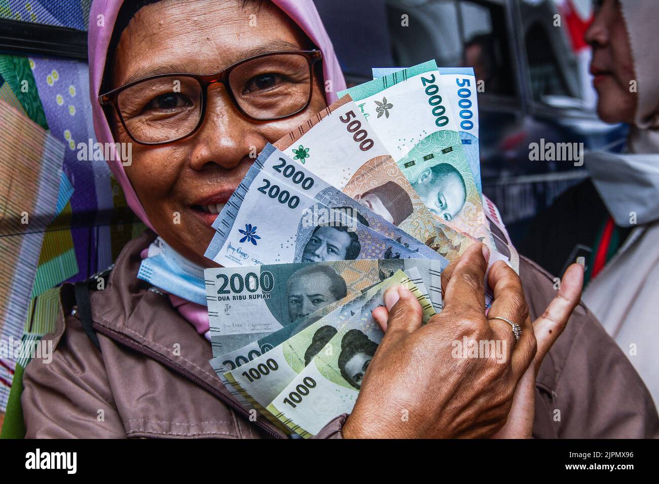 Bandung, Indonésie. 19th août 2022. Une femme affiche de nouveaux billets indonésiens à Bandung. Le gouvernement indonésien et Bank Indonesia ont lancé sept nouveaux billets pour commémorer le 77th anniversaire de l'indépendance de l'Indonésie. (Photo par Algi Febri Sugita/SOPA Images/Sipa USA) crédit: SIPA USA/Alay Live News Banque D'Images