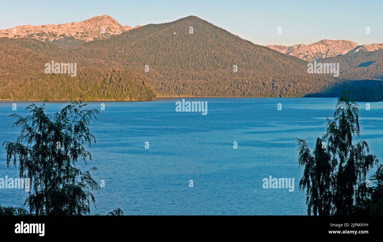 Lac de Nahuel Huapi (765 m), Villa la Angostura, Neuquén, Argentine, 2013-12-21 06:42. Banque D'Images