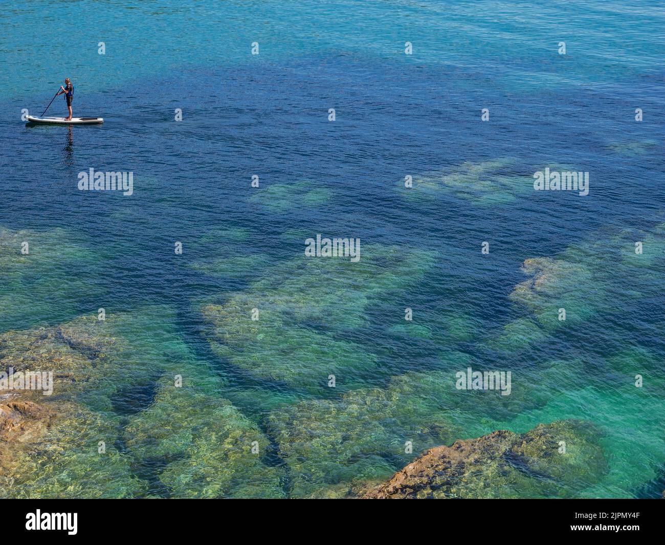 Paddle Boarder of the Coastline, Falmouth, Cornwall, Angleterre, Royaume-Uni. Banque D'Images