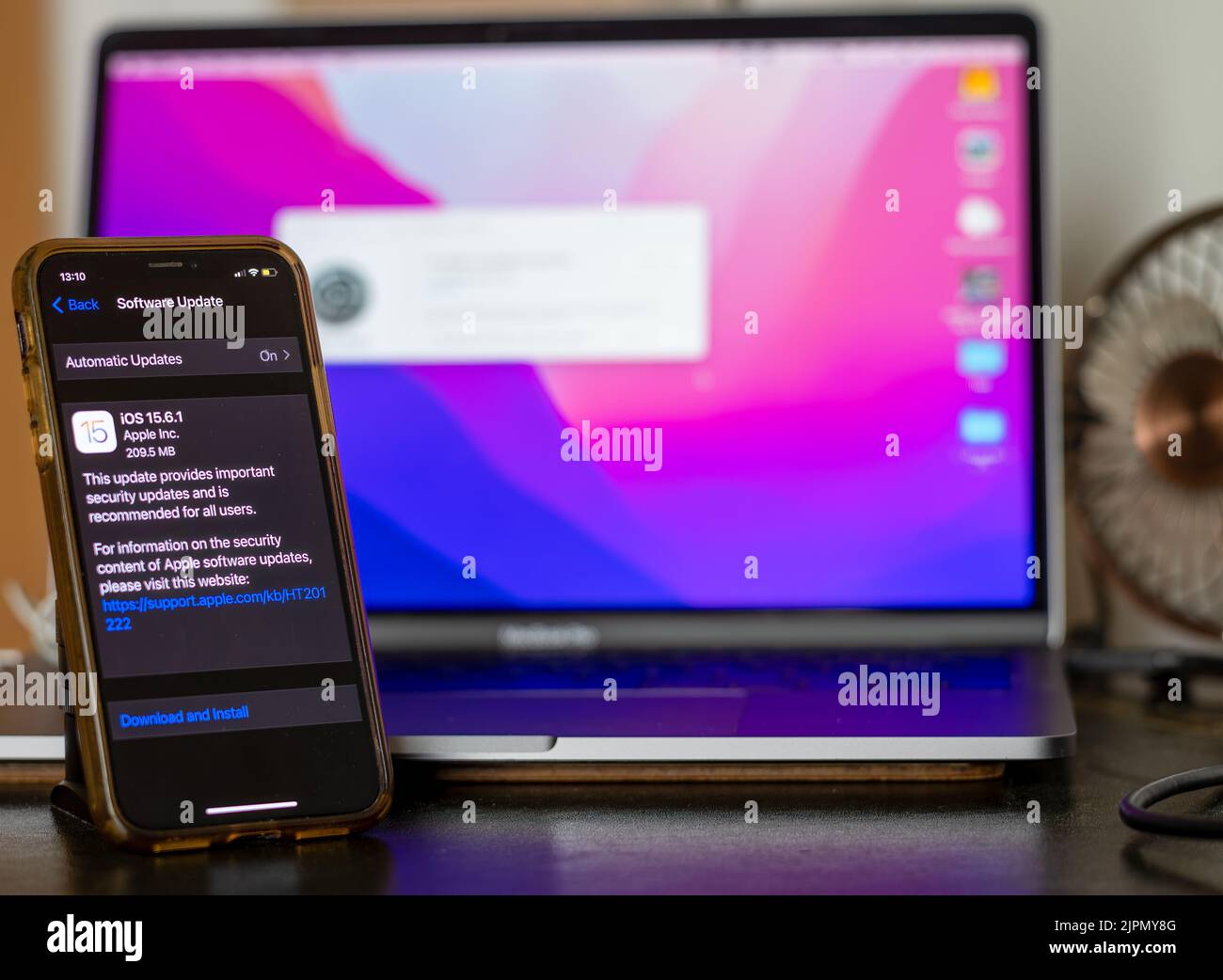 Billingshurst, West Sussex, Royaume-Uni. 19th août 2022. Apple a publié des mises à jour pour corriger les failles de sécurité sur les iPhones, iPads et les appareils Mac après que les pirates informatiques 'activement exploité' les vulnérabilités et les défauts de sécurité. Credit: Andy Soloman/Alay Live News Banque D'Images