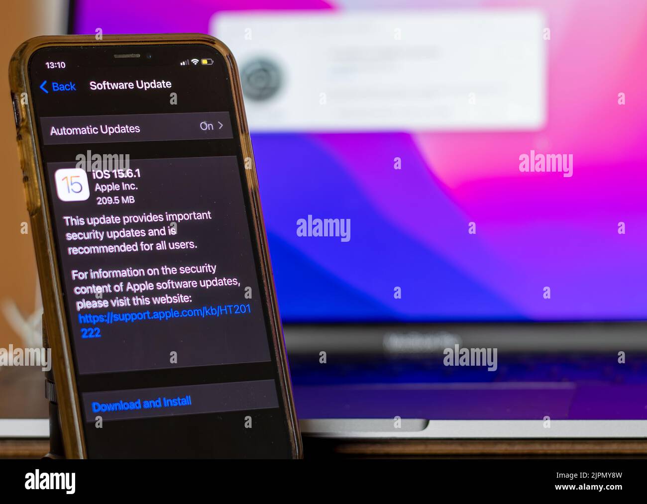 Billingshurst, West Sussex, Royaume-Uni. 19th août 2022. Apple a publié des mises à jour pour corriger les failles de sécurité sur les iPhones, iPads et les appareils Mac après que les pirates informatiques 'activement exploité' les vulnérabilités et les défauts de sécurité. Credit: Andy Soloman/Alay Live News Banque D'Images