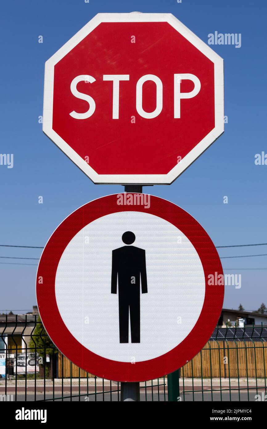 bielsko biala silesia pologne 08.16.2022 panneau stop et aucun panneau de circulation piétonne ciel Banque D'Images
