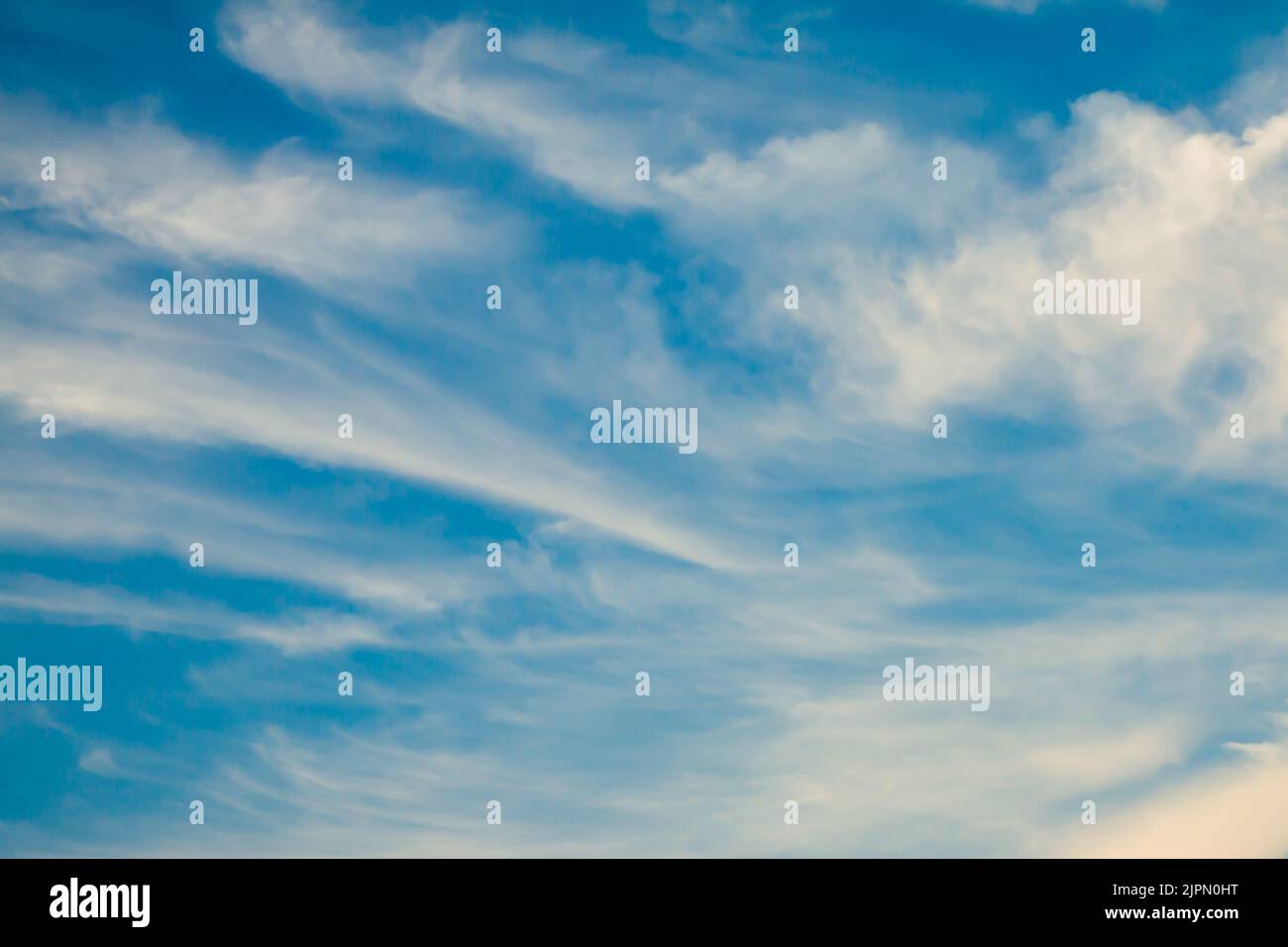 Fond ciel, tons bleu profond avec texture nuages blancs. Arrière-plan HD, 4K fonds d'écran adaptés pour PC, tablette ou téléphone mobile. À Brno, Banque D'Images