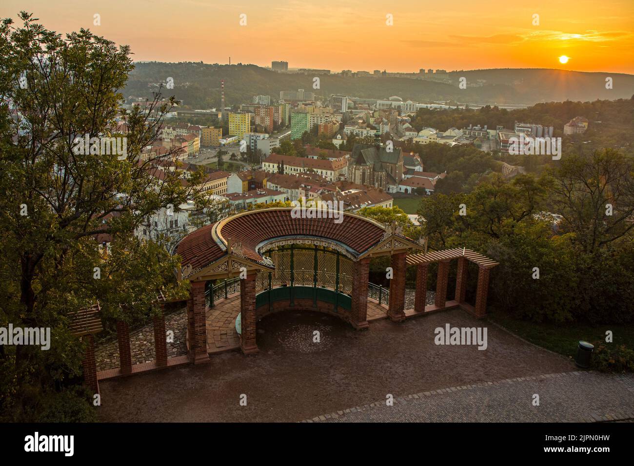 Brno, République tchèque, Europe - 13 octobre 2019. Magnifique vue panoramique sur le coucher de soleil de Brno depuis le château de Spilberk, belle belvédère en premier plan. Mur HD Banque D'Images