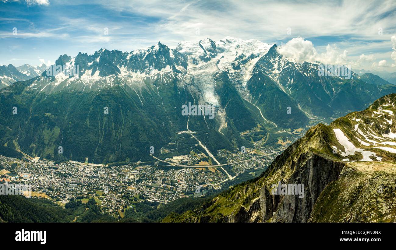 Vue panoramique sur le Mont blanc, 4810 m, France - Chamonix ci-dessous. Capturé par le Brevent. Le Mont blanc est le plus haut sommet de l'Europe de l'Ouest situé b Banque D'Images